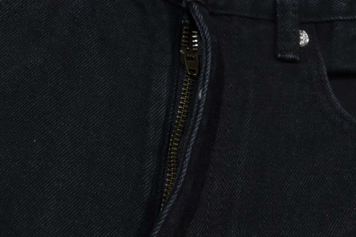 P260 [Next day] Chrome Hearts | Chrome Hearts CH city limited series Sanskrit cross patch leather jeans - black and white color matching - Chengdu "chengdu" jeans that cater to the hometown of Chengdu giant pandas. The finished products need to be washed and then disassembled and hand-stitched. The sheepskin cross leather is then spliced ​​to complete. The whole piece requires too much craftsmanship to describe. The texture can be seen in hand, and it looks good. The upper body effect is particularly stiff and stylish, super stylish. Same style for men and women - Color: black and white Size: 28 30 32 34 Corresponding sizes s-xl Available in stock and shipped in seconds. Detailed sizes can be found in Figure 9